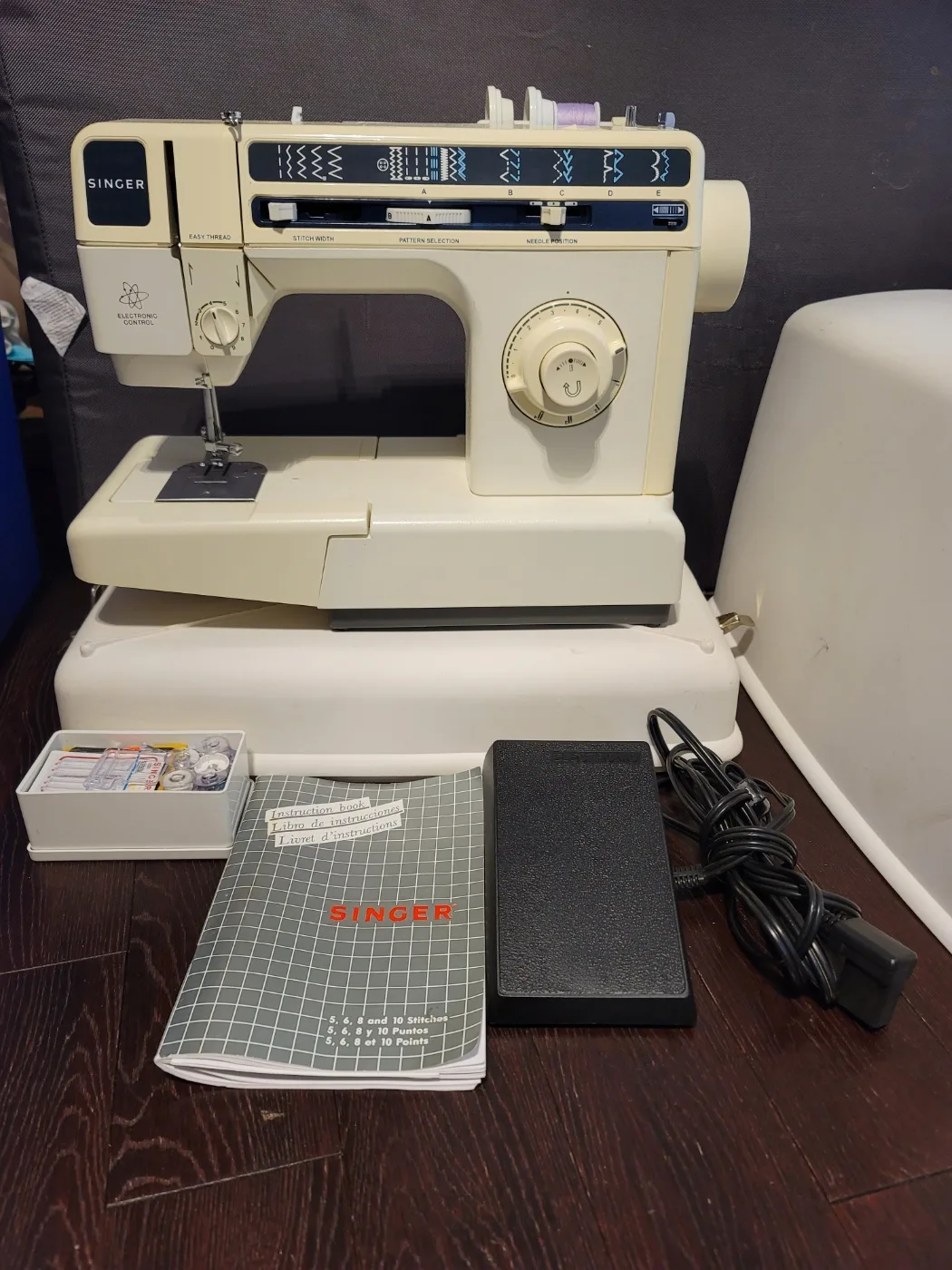 Singer Sewing Machine with Case thumbnail