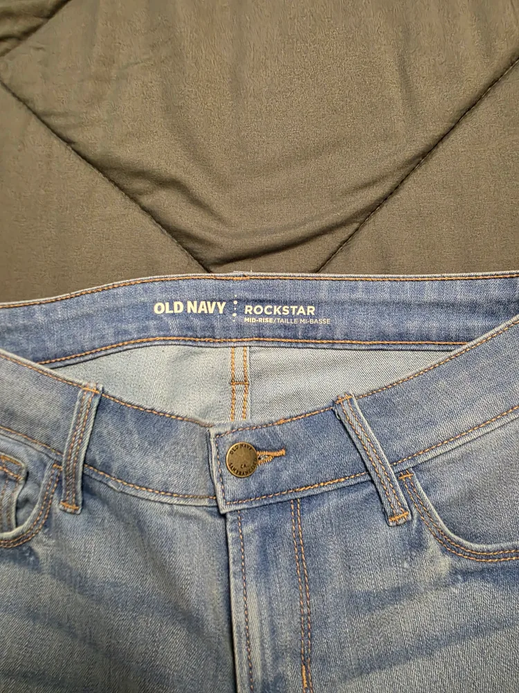 Old Navy Rockstar Mid-Rise Jeans - Size 4 image indicator(3)