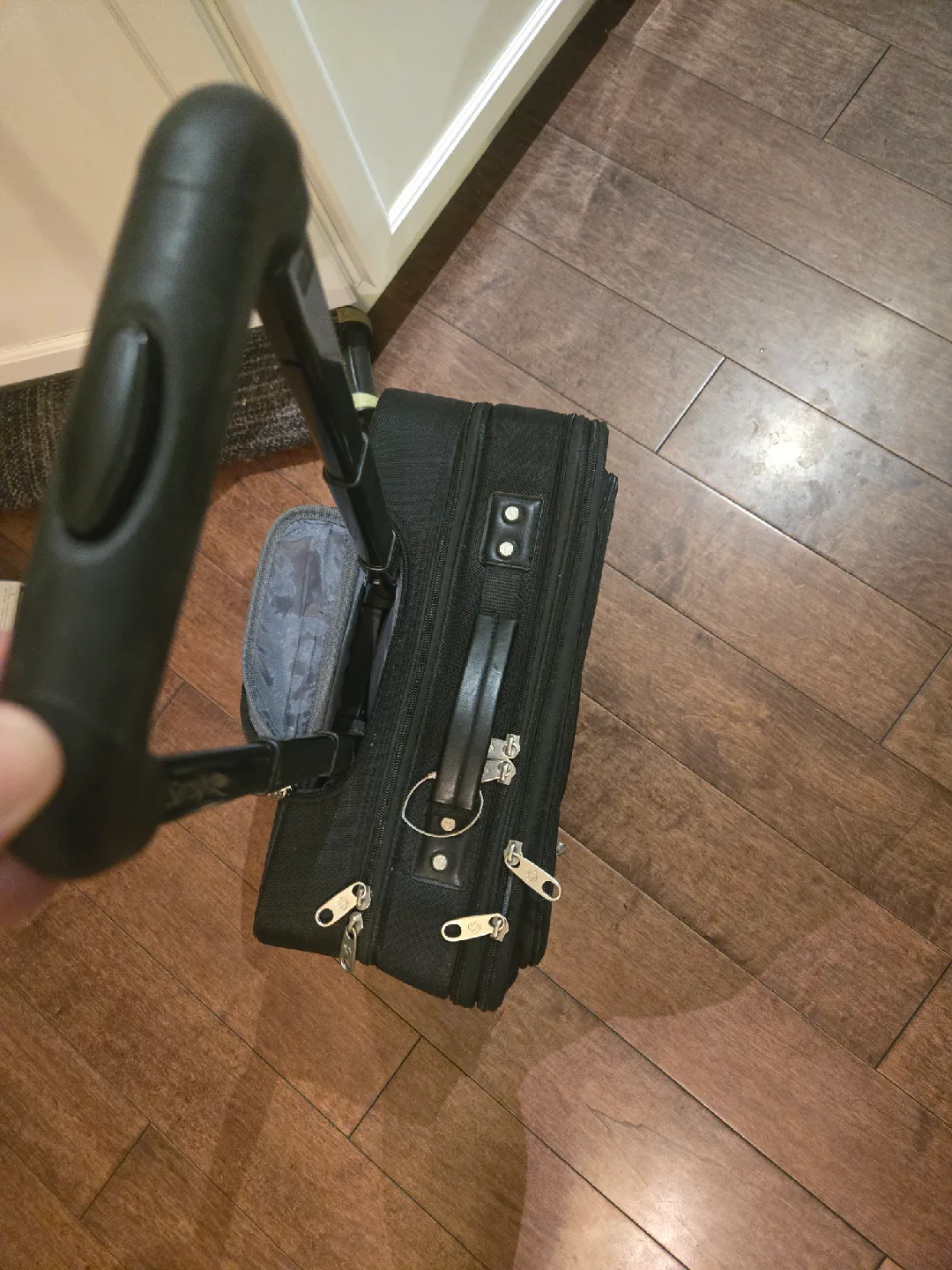 Samsonite Black Rolling Carry-On Suitcase image indicator(2)