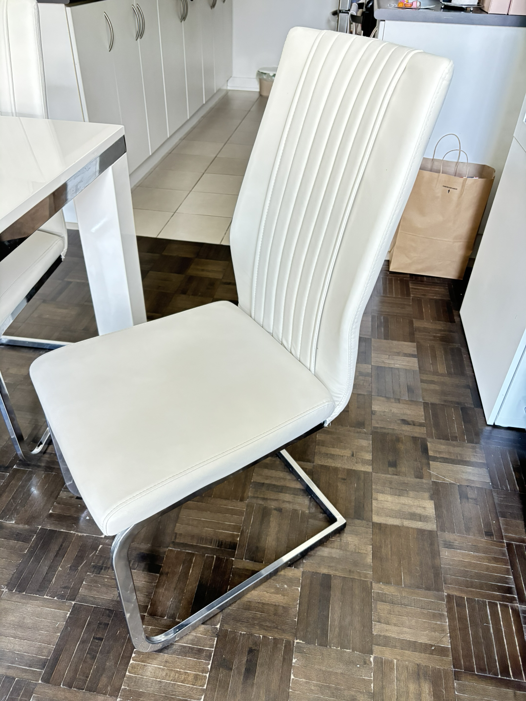 Dining Table with 4 White Leather Chairs - photo 3