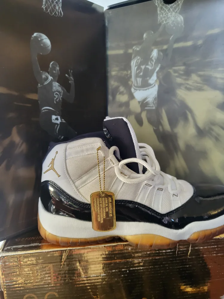 Air Jordan 11 Retro Concord image indicator(2)