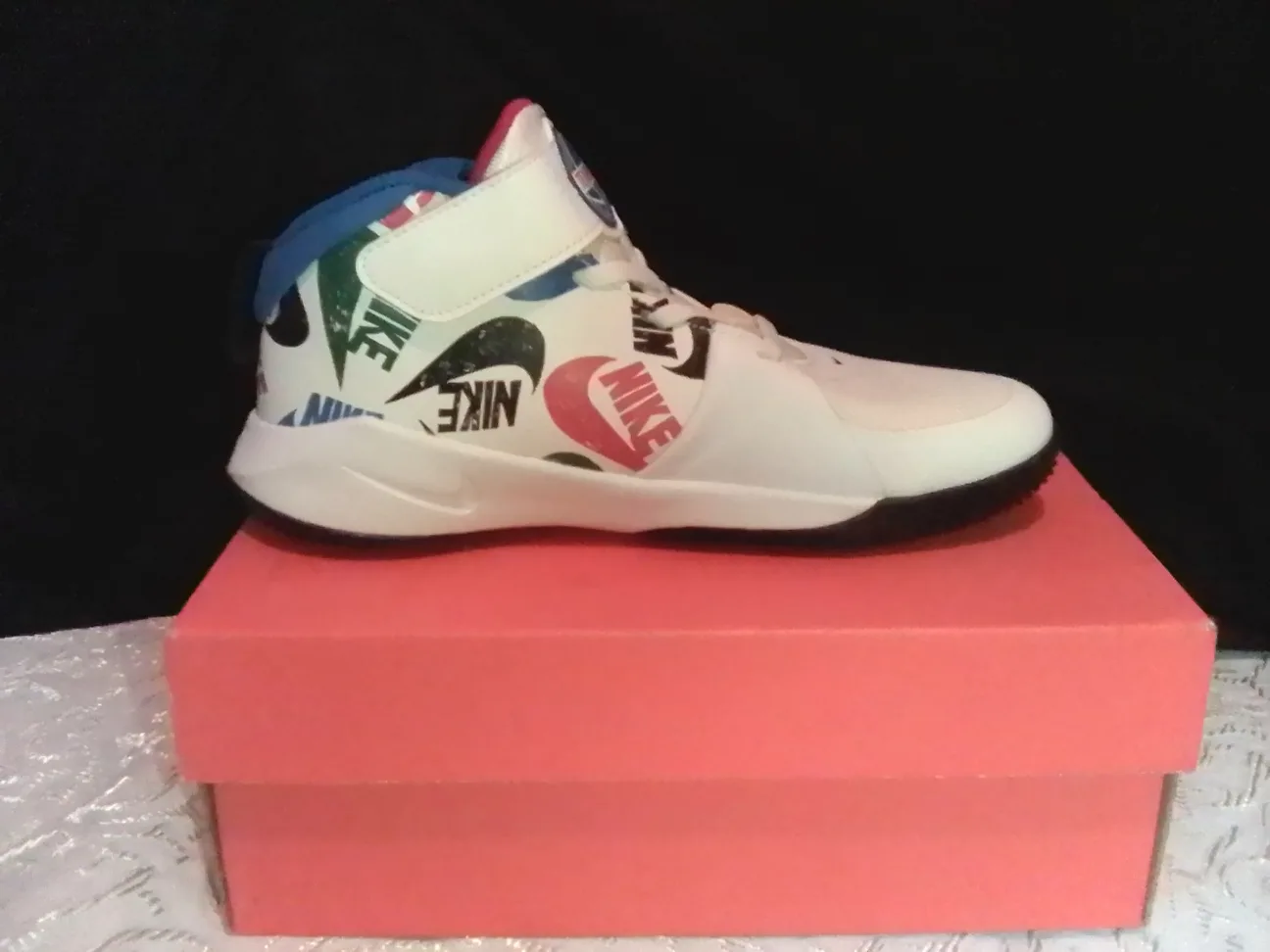 Nike Kids' Team Hustle D 10 Basketball Shoes thumbnail