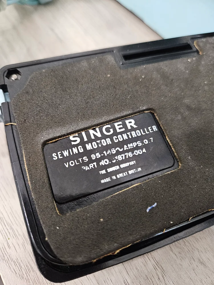 Vintage Singer 348 Sewing Machine - includes carrier and pedal image indicator(6)