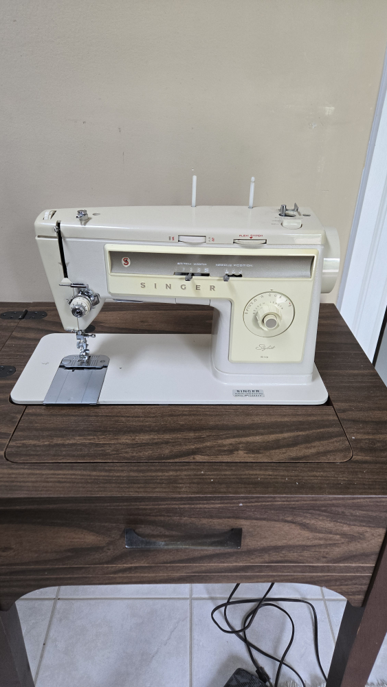 Singer Stylist 533 Sewing Machine with Cabinet