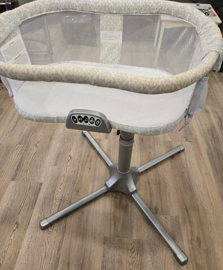 bassinet Halo Swivel Sleeper image indicator(2)