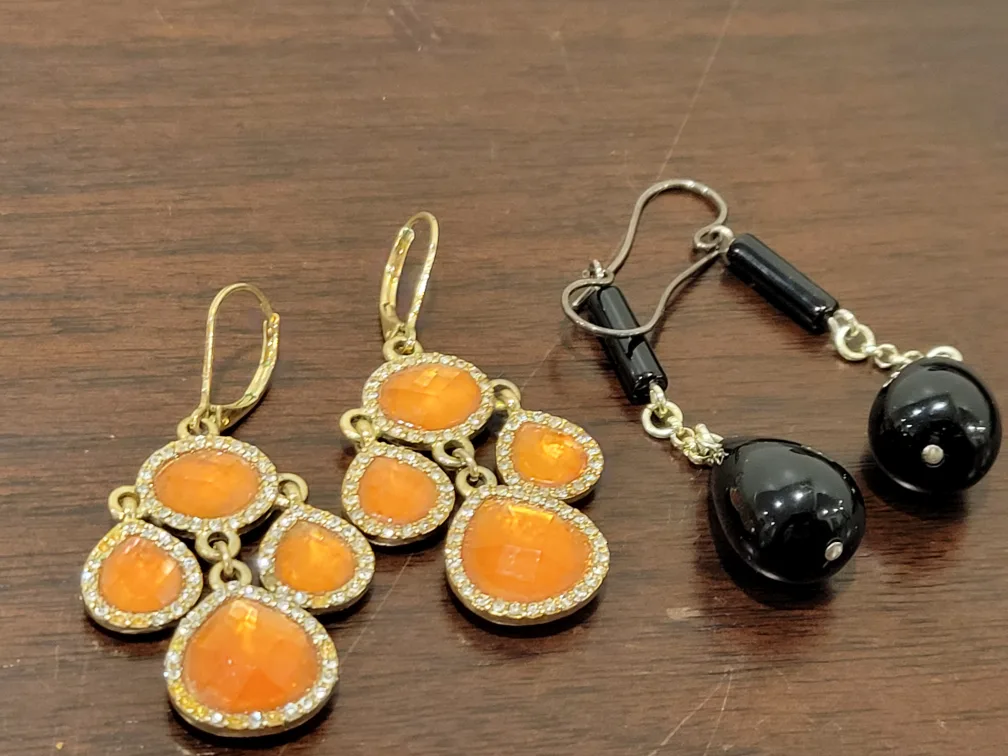 2 Pairs of earrings image indicator(2)