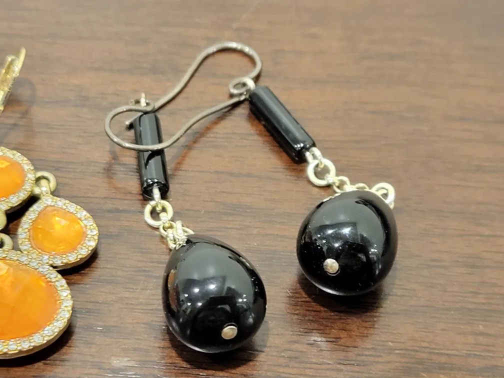 2 Pairs of earrings image indicator(4)