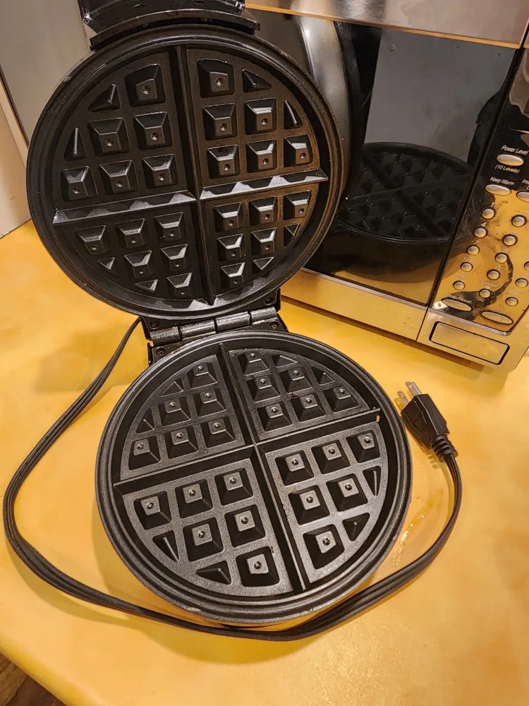 Oster Round Waffle Maker thumbnail