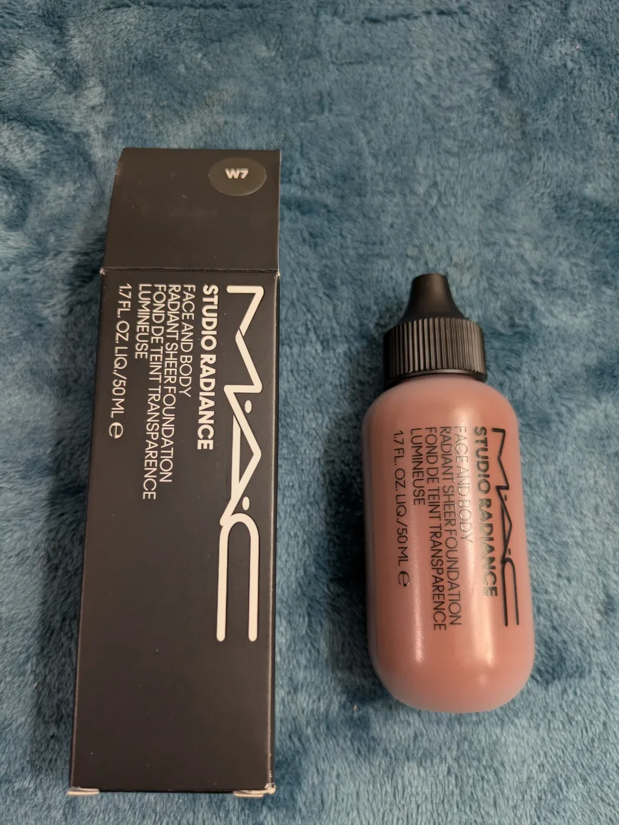 MAC Studio Radiance Foundation W7