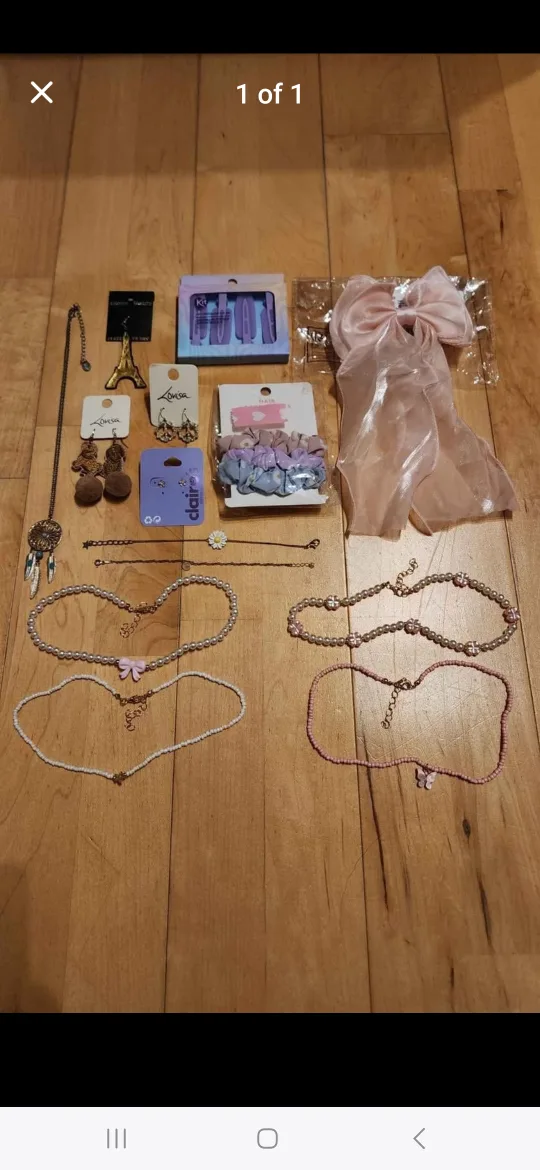 Accessories - Necklaces, Bracelets, Earrings, Scrunchies, Clips thumbnail
