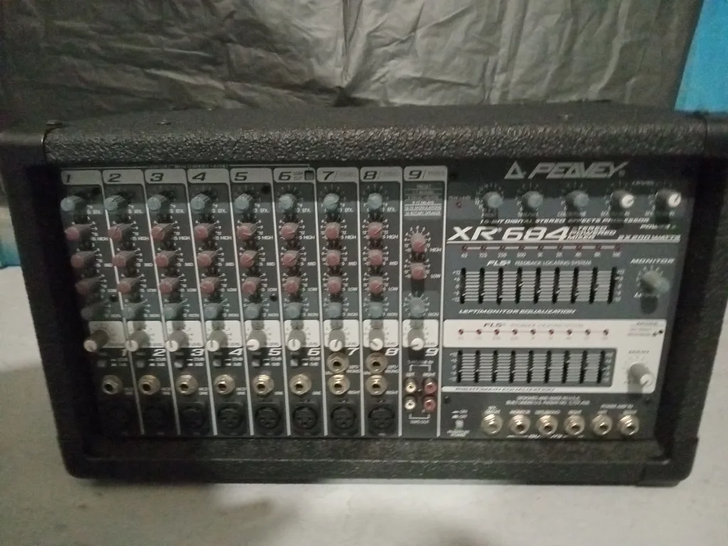 Peavey XR 684 Powered Mixer