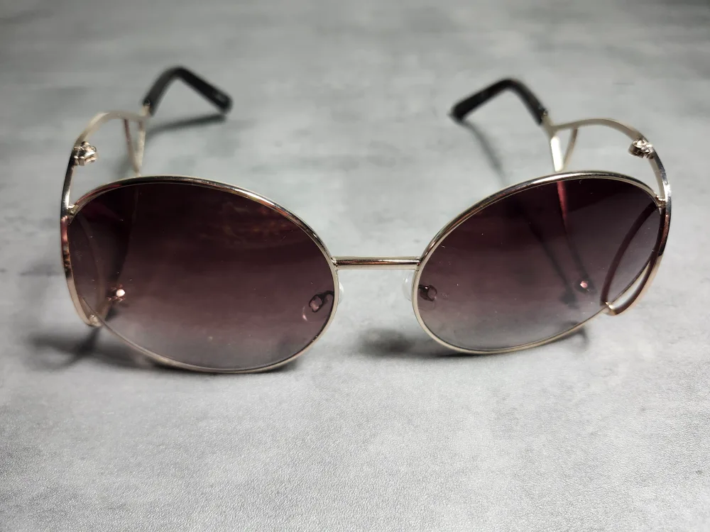 FREEBIE: Women's Sunglasses thumbnail