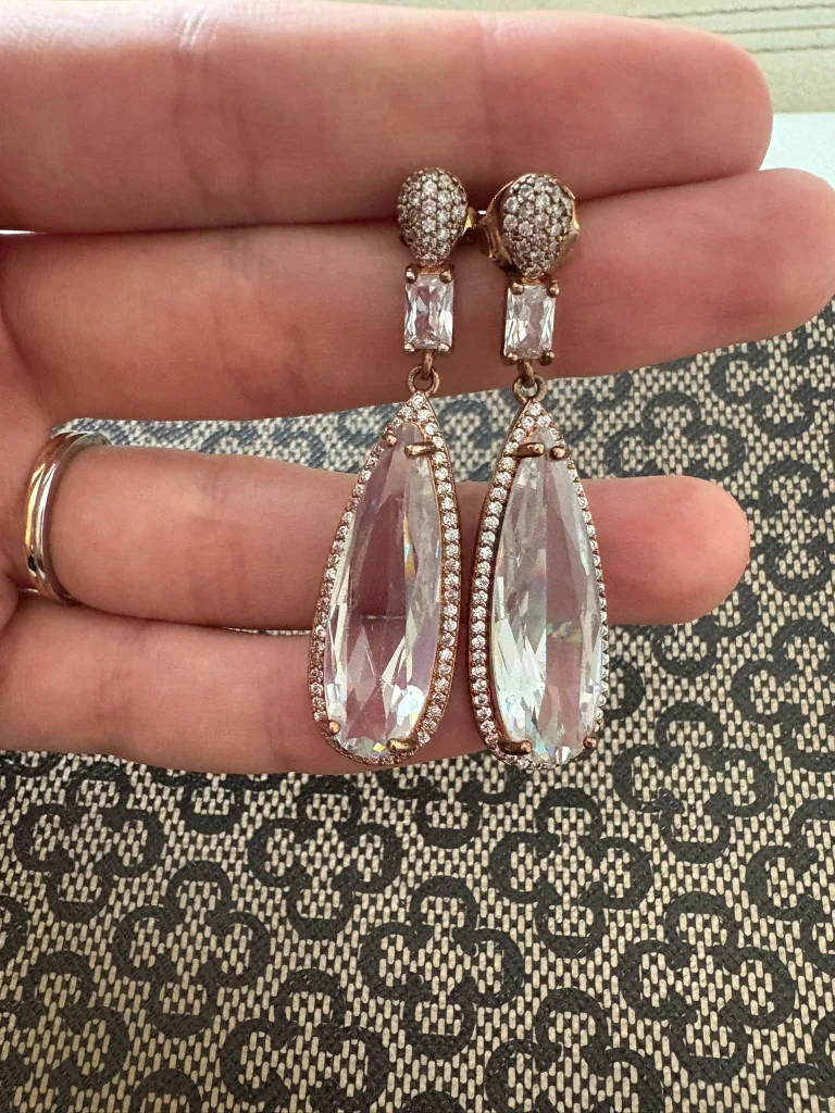 💎 Rose Gold–Plated Crystal Drop Earrings thumbnail