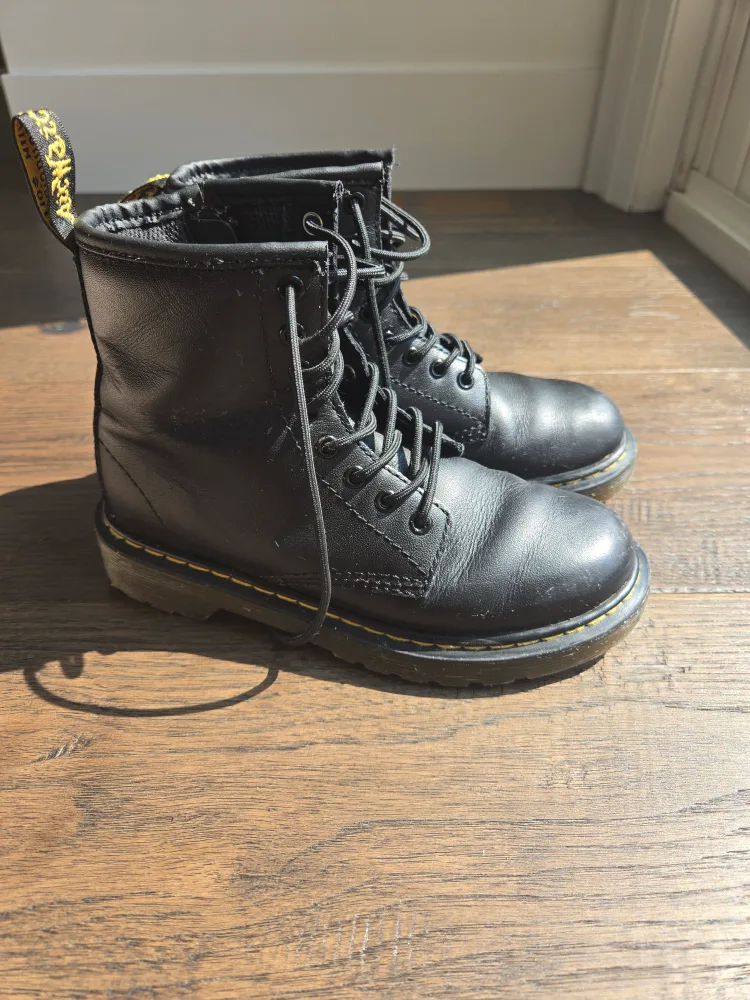 Kids Dr. Martens Black Leather Boots image indicator(10)