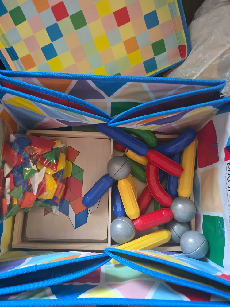 Magna-Tiles Storage Bin with Magnetic Shapes thumbnail