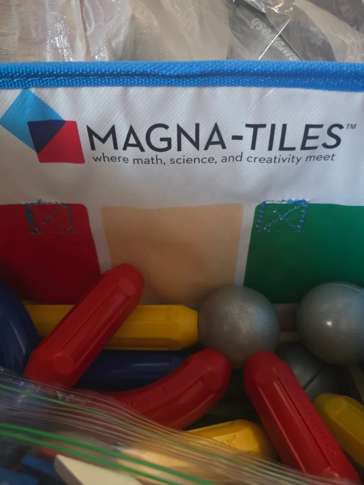 Magna-Tiles Storage Bin with Magnetic Shapes image indicator(2)