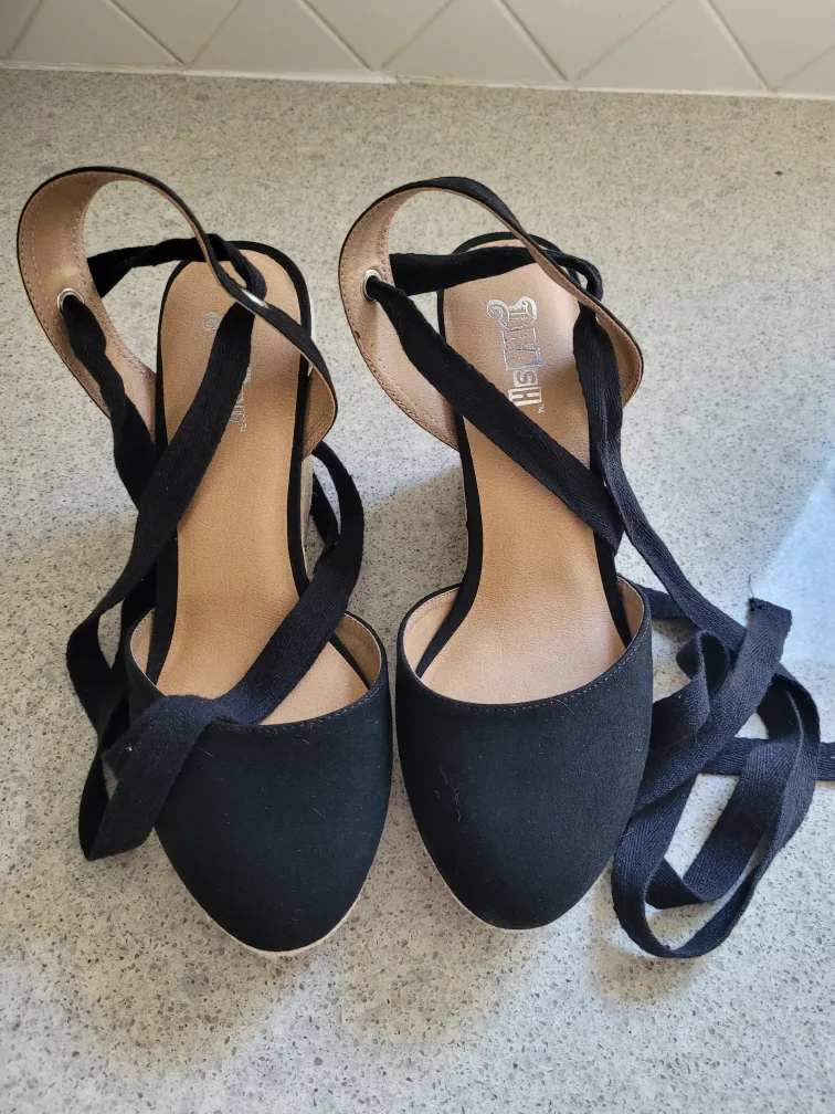 Woman's Wedge Shoe image indicator(2)