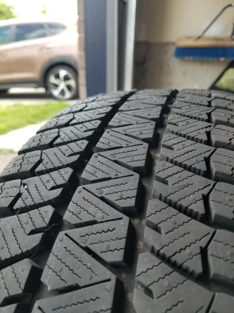 205/60/R16 winter tires (+ rims), Bridgestone, used one season image indicator(4)