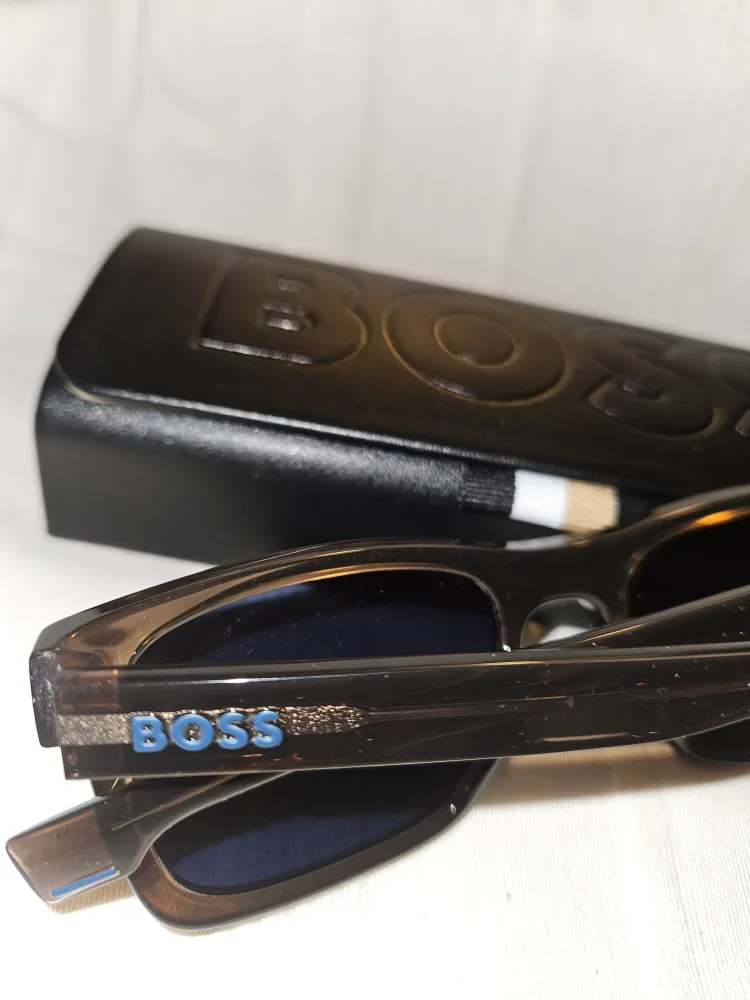 BOSS Sunglasses with Case image indicator(9)