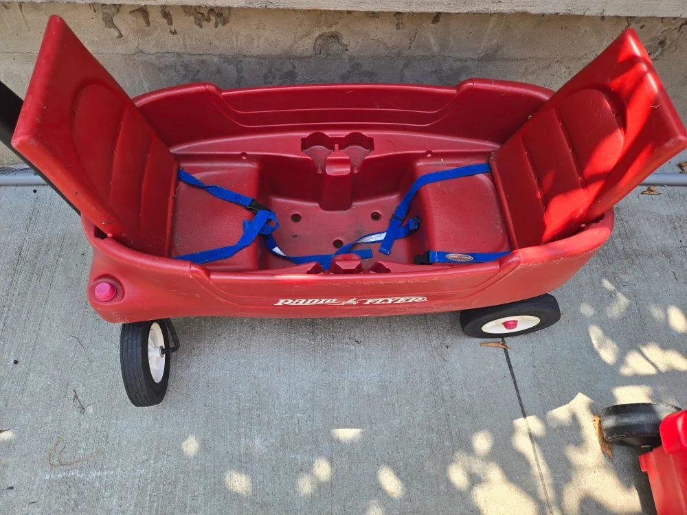 Radio Flyer Red Wagon with Seats image indicator(2)