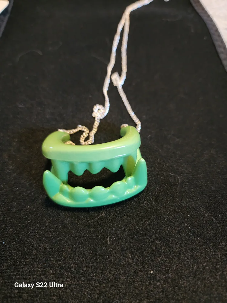 Novelty Green Vampire Teeth Necklace thumbnail