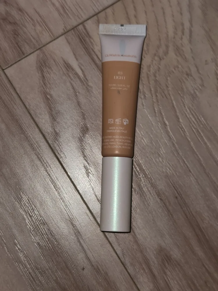 Huda Beauty GloWish Bright Light Concealer 03 Light image indicator(2)