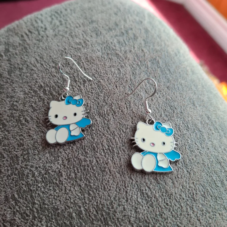 Hello Kitty Dangle Earrings image indicator(2)