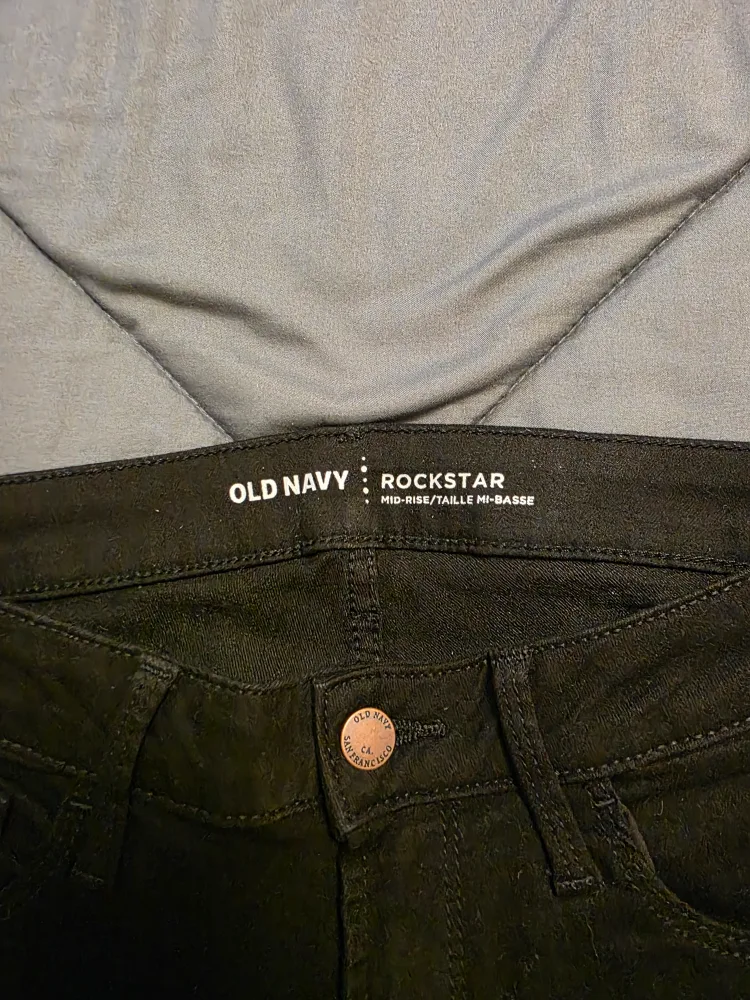 Old Navy Rockstar Mid-Rise Black Jeans - Size 6 image indicator(3)