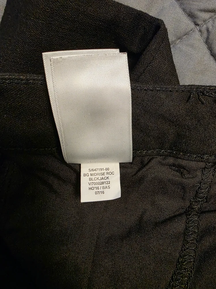 Old Navy Rockstar Mid-Rise Black Jeans - Size 6 image indicator(6)