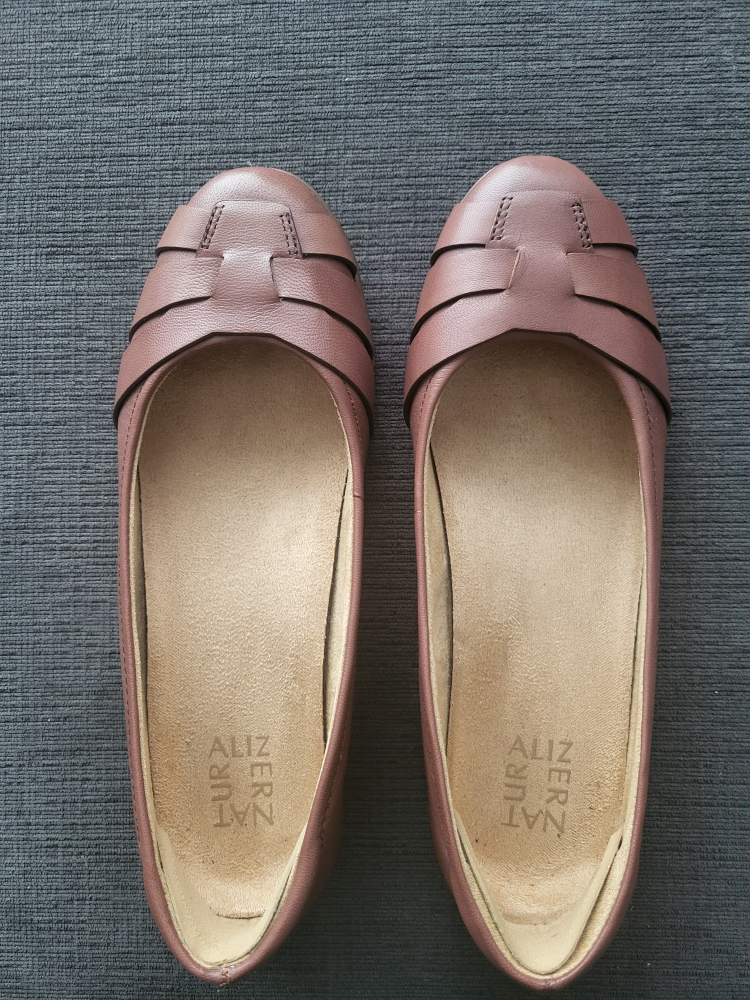 Naturalizer flats size 9M (can fit 8.5)