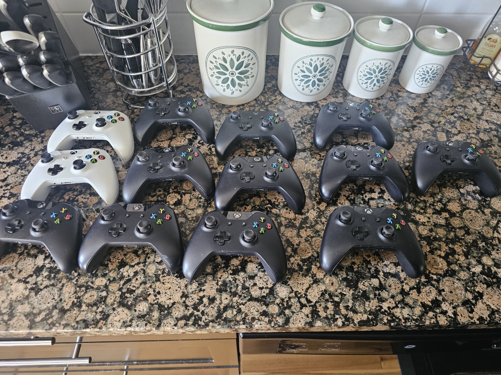 Xbox One Controllers And Accessoires (Prices Below)