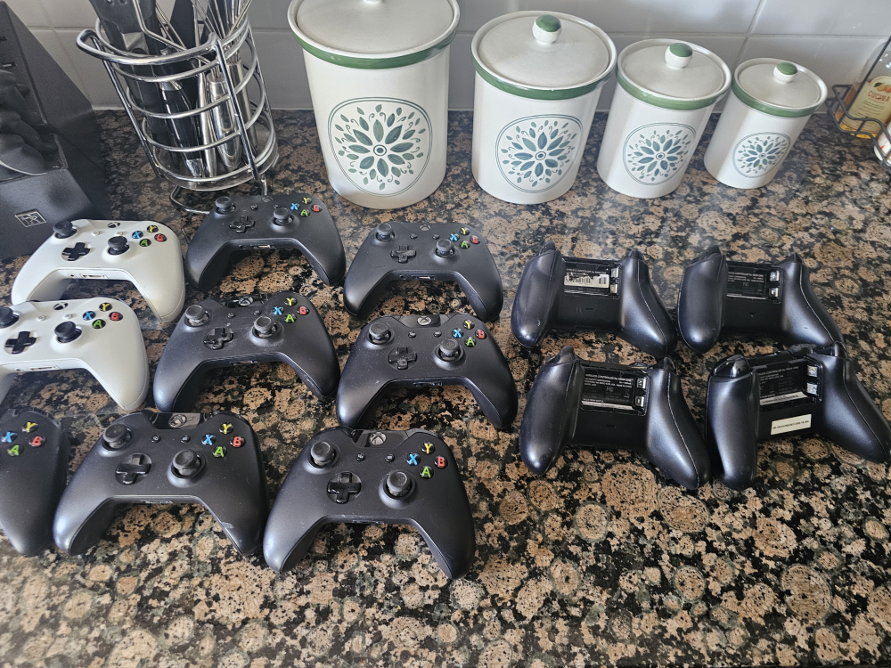Xbox One Controllers And Accessoires (Prices Below) - photo 2