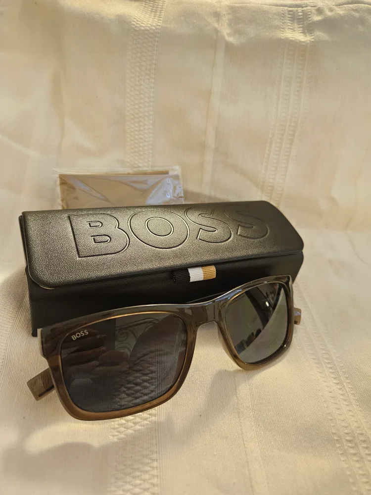 BOSS Sunglasses with Case image indicator(2)
