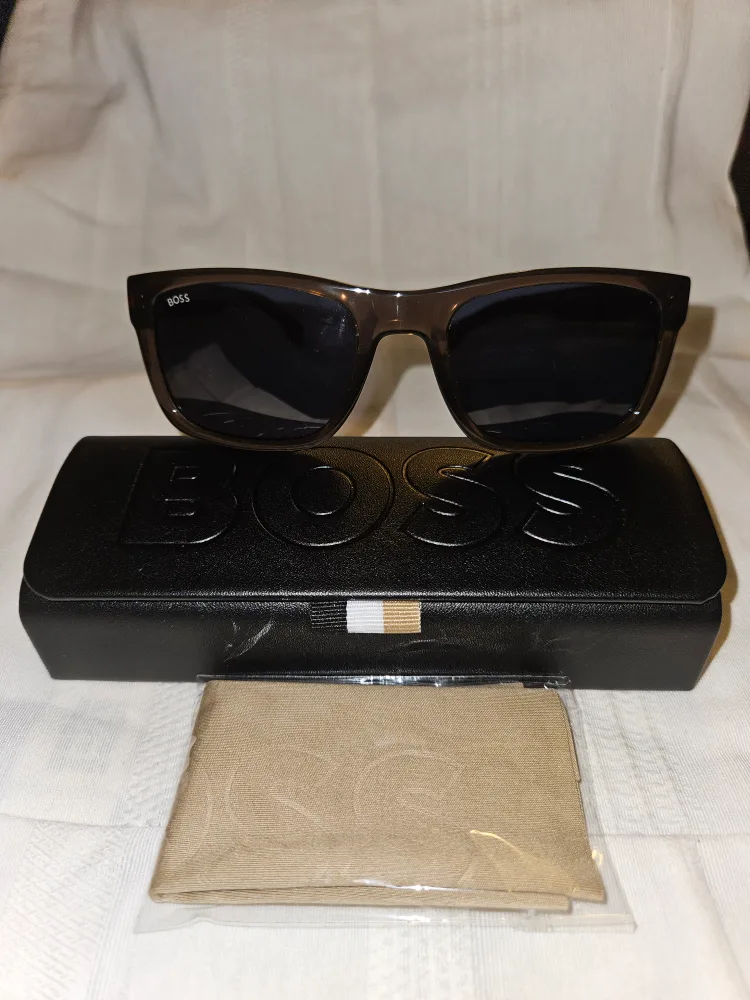 BOSS Sunglasses with Case image indicator(3)