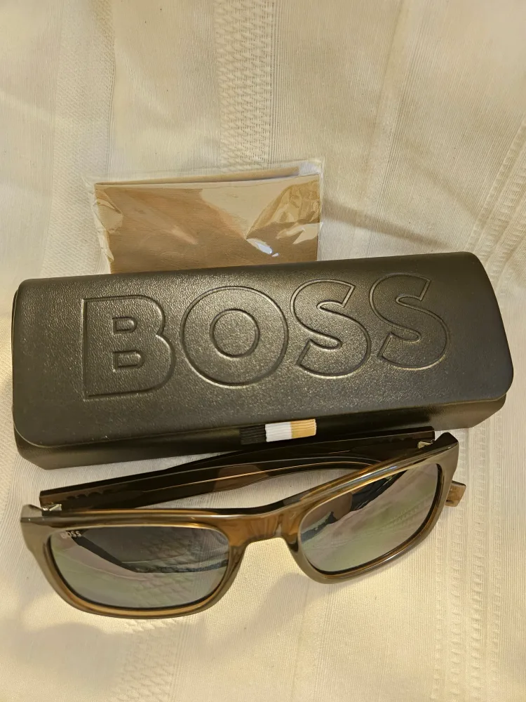 BOSS Sunglasses with Case image indicator(4)
