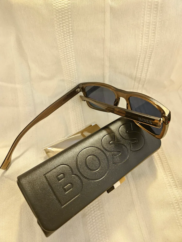 BOSS Sunglasses with Case image indicator(5)