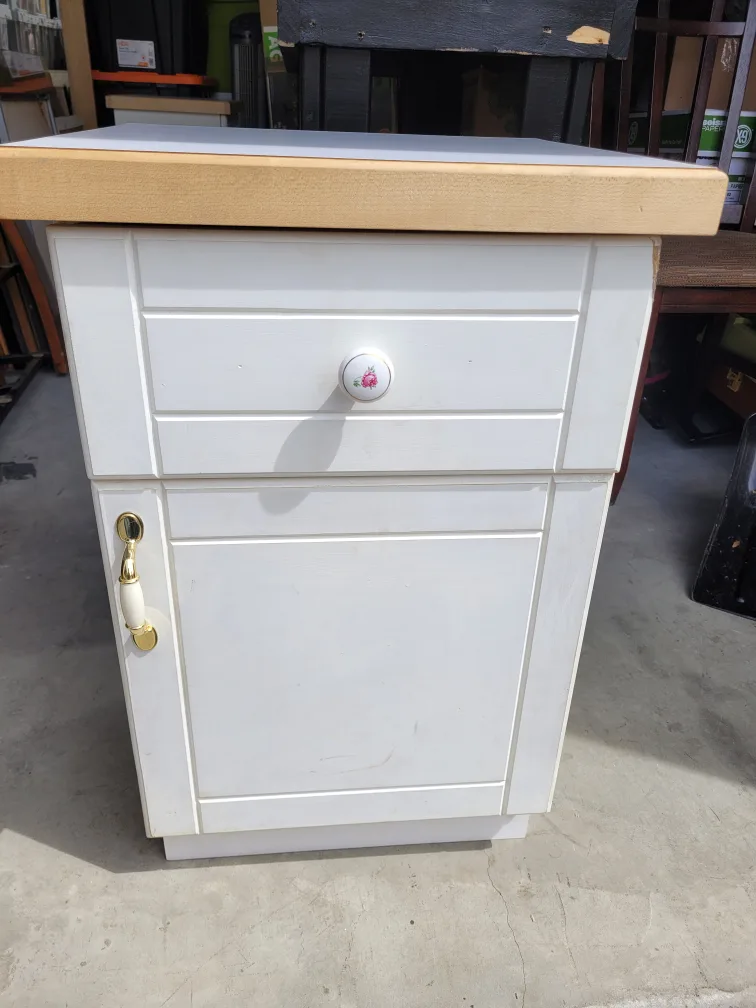 2 White Bedside Tables with Drawers
