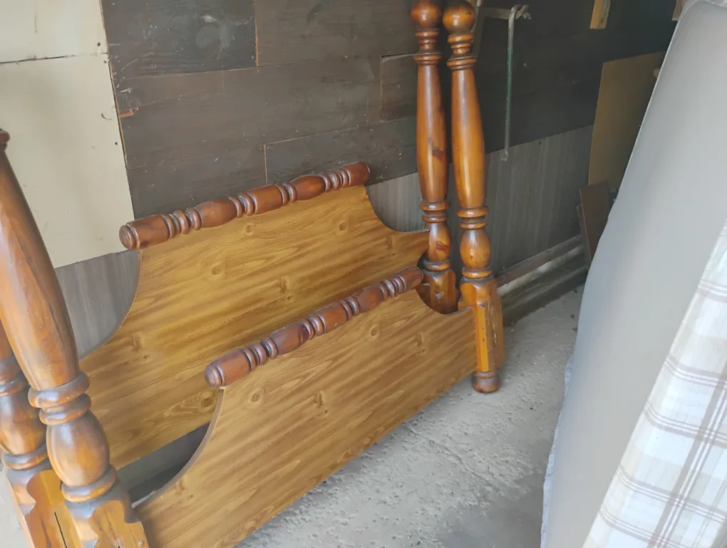 Queen size bed with mattress thumbnail