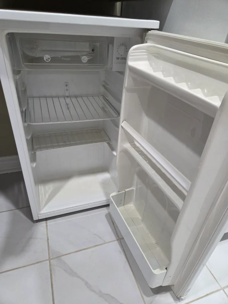 LG GR-131R Compact Mini Fridge - White image indicator(2)