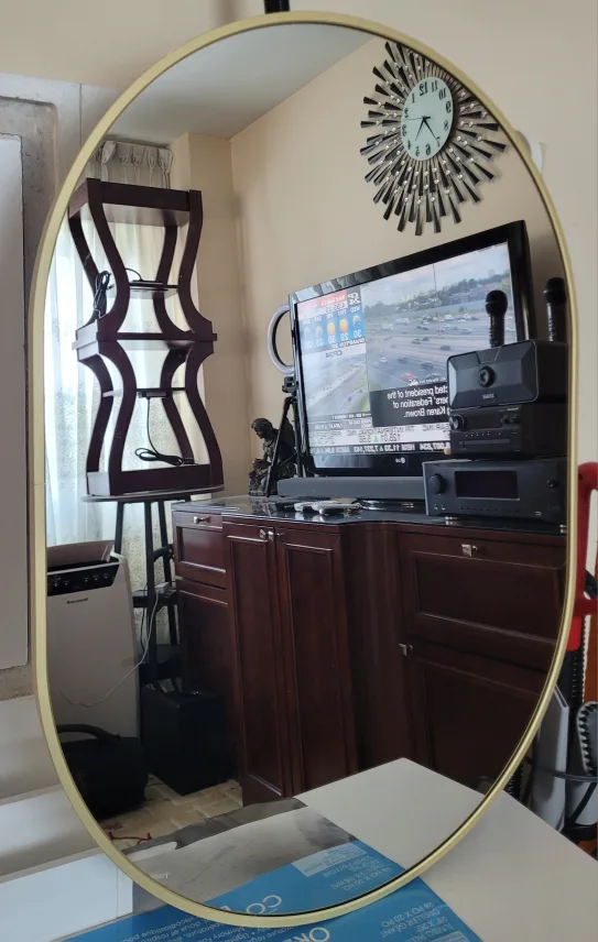 Oval Wall Mirror with Gold Frame image indicator(2)