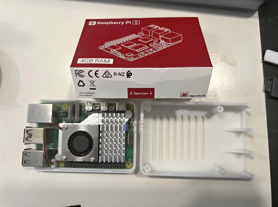 Raspberry Pi 5 (4GB) + Case + Active Cooler + 32GB SD + Extras