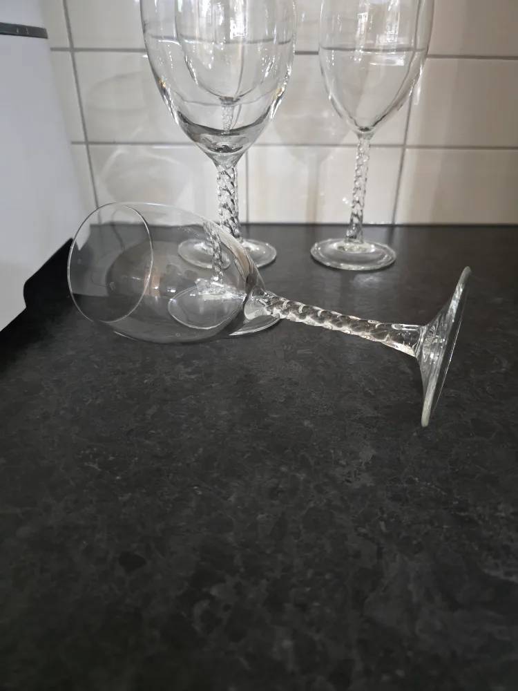 Set of 4 Wine Glasses with Twisted Stems image indicator(3)