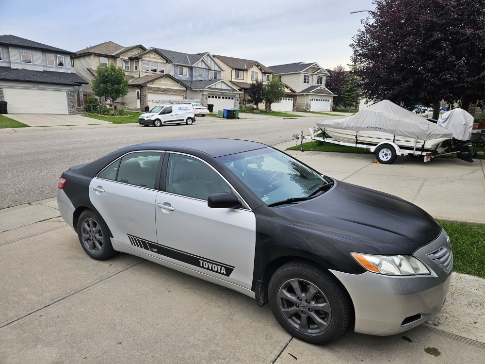 Toyota Camry - Silver & Black - photo 2