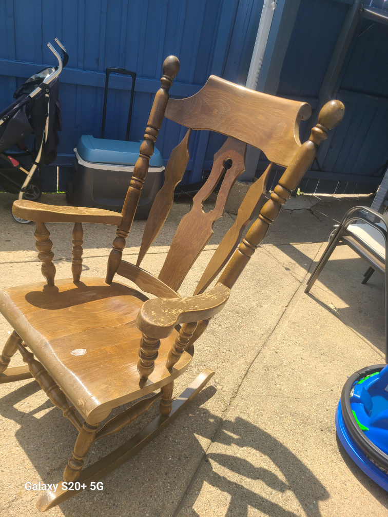 Wooden Rocking Chair - photo 3