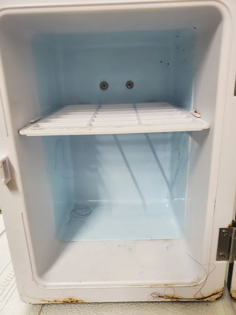 Koolatron Retro Mini Car Fridge - Black image indicator(3)