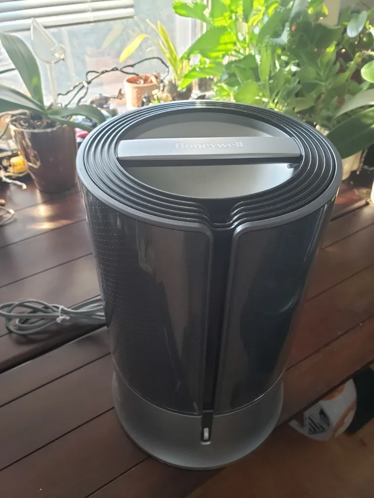 Honeywell Cool Mist Humidifier thumbnail
