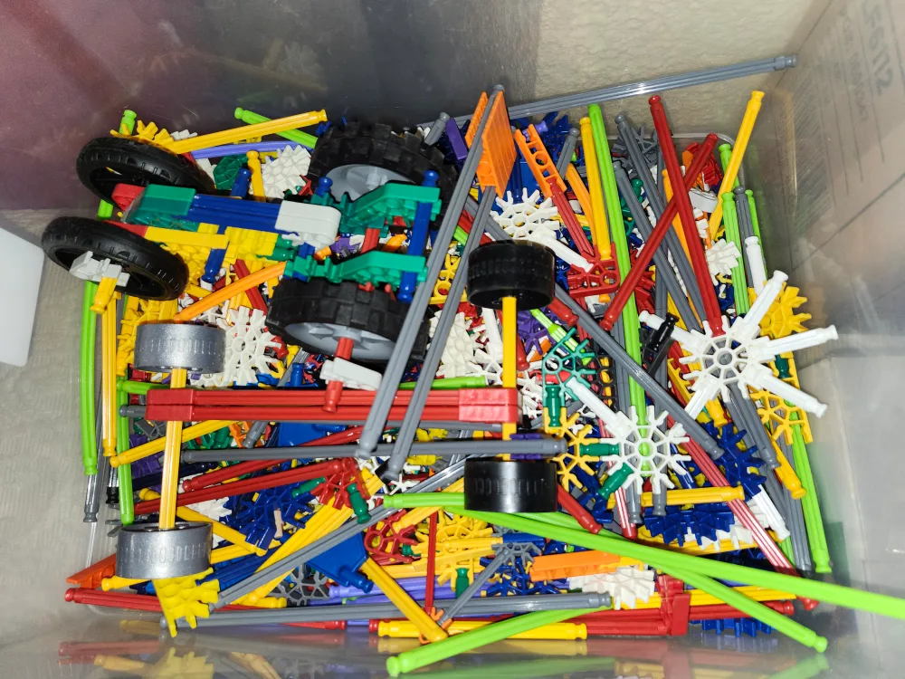 Ultimate 100 KNEX building toy set thumbnail