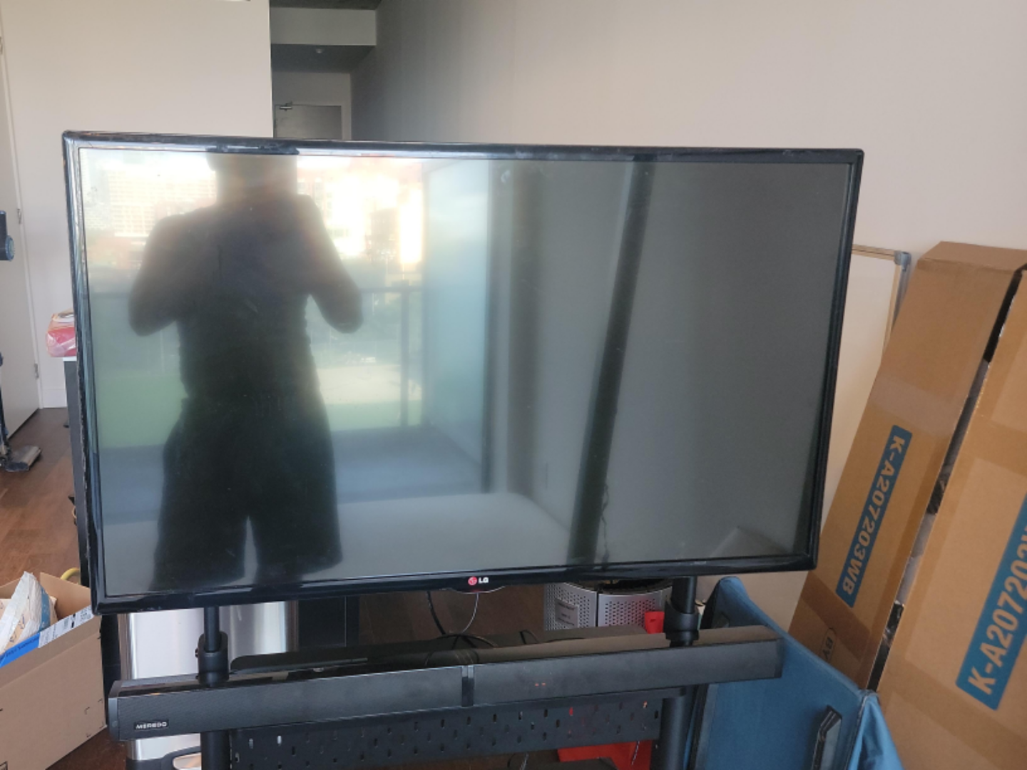 LG 42-inch TV - photo 4