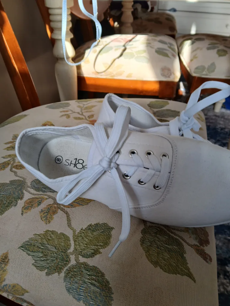 White Canvas Shoes Size 8 image indicator(2)