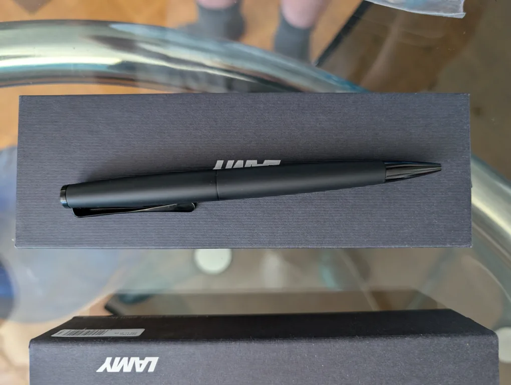 Lamy Safari All Black Fountain Pen image indicator(2)